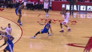 Steph Curry (#30, in the middle) incurring his right knee injury.