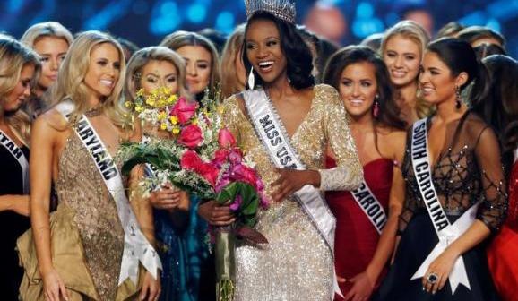 Deshauna Barber (C) of the District of Columbia celebrates with other contestants after being crowned Miss USA 2016 during the 2016 Miss USA pageant at the T-Mobile Arena in Las Vegas
