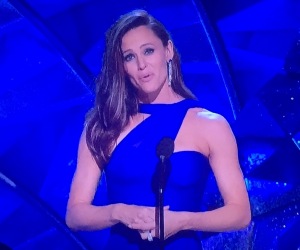 Jennifer Garner styling in a dress I love, (which, coincidentally, matches the set at that moment!)  (But how about giving those tresses a brush, honey?) Photo by Karen Salkin.