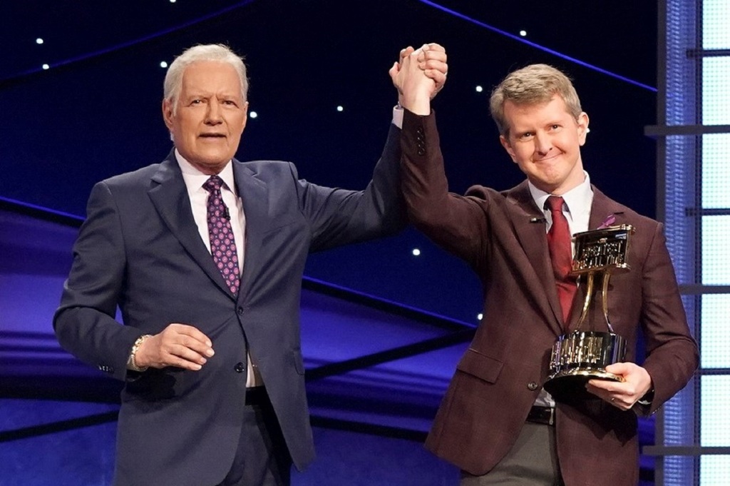 I hope this picture of Alex Trebek presenting a victorious Ken Jennings is a portent of things to come.