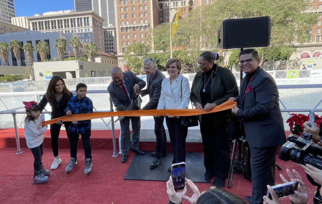 The Holiday Ice Rink ribbon-cutting ceremony.  Photo by Karen Salkin.
