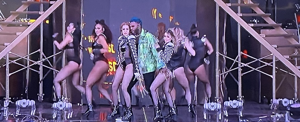 Jason Derulo, with his human and robot dancers. Photo by Karen Salkin (from the TV screen.)