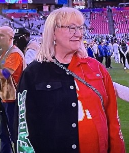 Donna Kelce, the mother of the Jason and Travis, rocking her divded jacket. Photo by Karen Salkin (from the TV screen.)