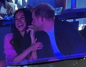 This is not the couple laughing TOGETHER. It's HER laughing as she recoiled from Harry as he leaned in for a quick kiss on the Kiss Cam at a recent Lakers game. Delightful of her. (The video shows the incident better, if you're curious to look for it.)