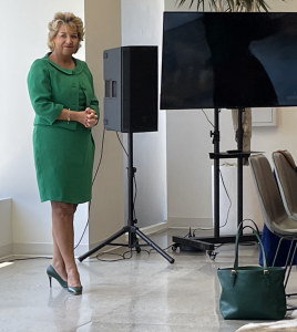 Ireland Ambassador Geraldine Byrne Nason.  Note her gorgeous green shoes and purse! Photo by Karen Salkin, as is the one of Aer Lingus’ Jim Bochneak speaking, at the top of this page.