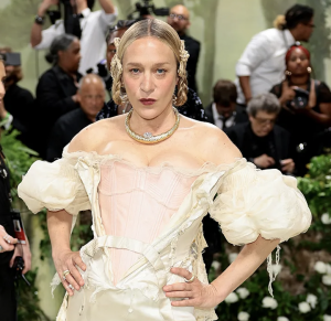 Chloe Sevigny did herself no favors with that severe old world hair-do and bad make-up, (perhaps her outfit should have just been a bag over her head,) while Jessica Biel, above, obviously forgot to wash and brush her hair!
