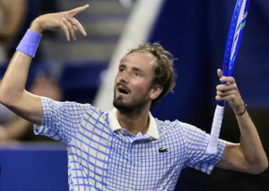 Daniil Medvedev inciting the crowd to make noise during the weird situation.