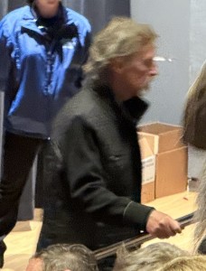 Nigel Lythgoe walking to his seat. Photo by Karen Salkin.