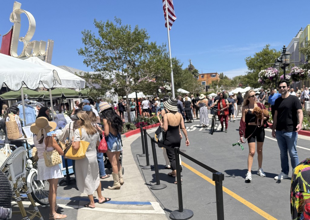 The entrance to Palisades Village at the grand reopening. Photo by Karen Salkin.