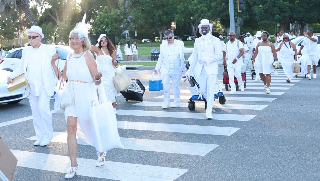 The guests arriving. Photo courtesy of Diner en Blanc.