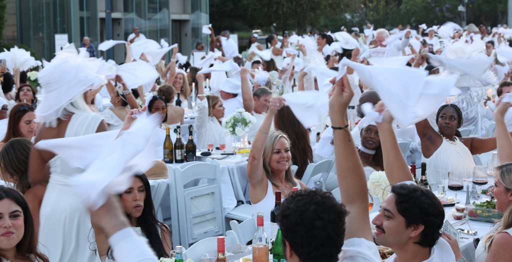 The official "waving of the napkins." Photo courtesy of Diner en Blanc.